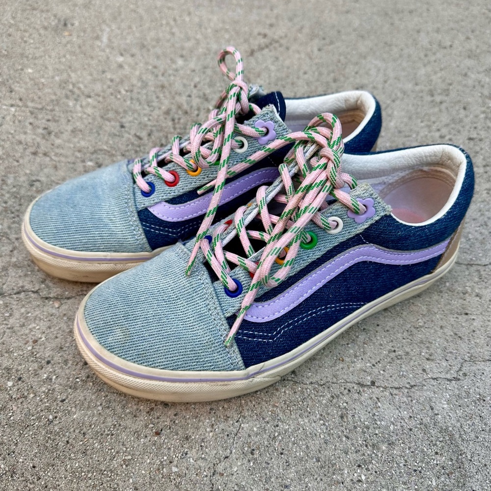 RARE LIMITED ADDITION OLD SKOOL VANS X EM ON HOLIDAY SNEAKER